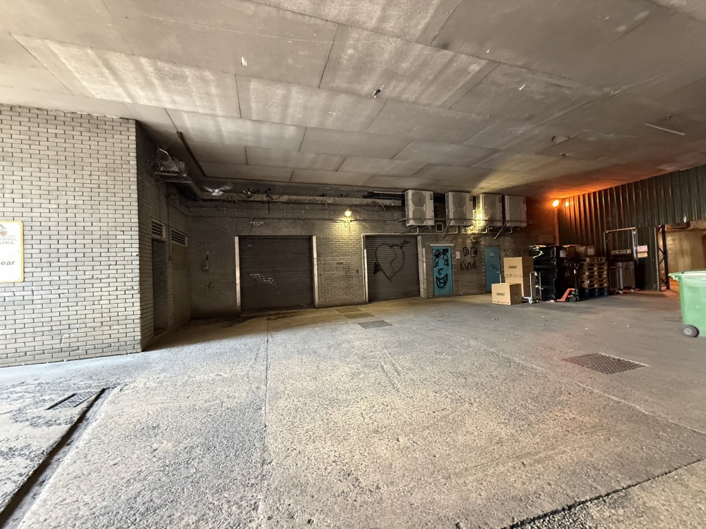 Lot: 29 - SUBSTANTIAL CITY CENTRE FREEHOLD COMMERCIAL BUILDING WITH INCOME AND ASSET MANAGEMENT POTENTIAL - Outside goods delivery